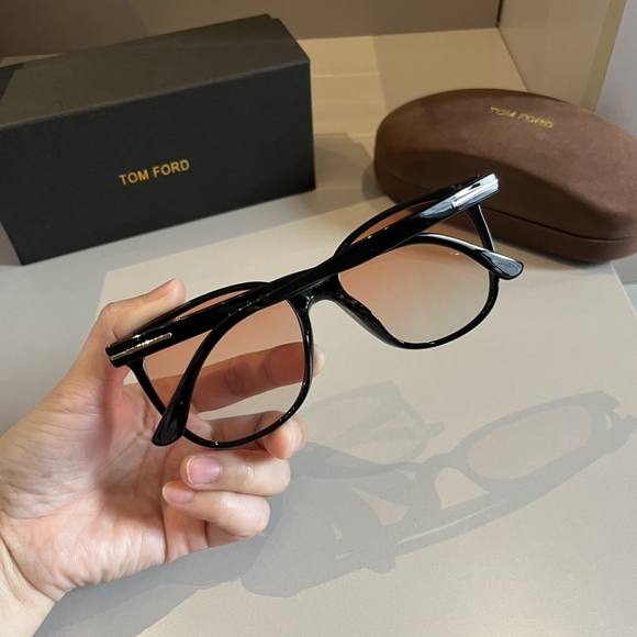 TOM FORD Men's Fashionable Casual Resort Sunglasses - Picture 2 of 6